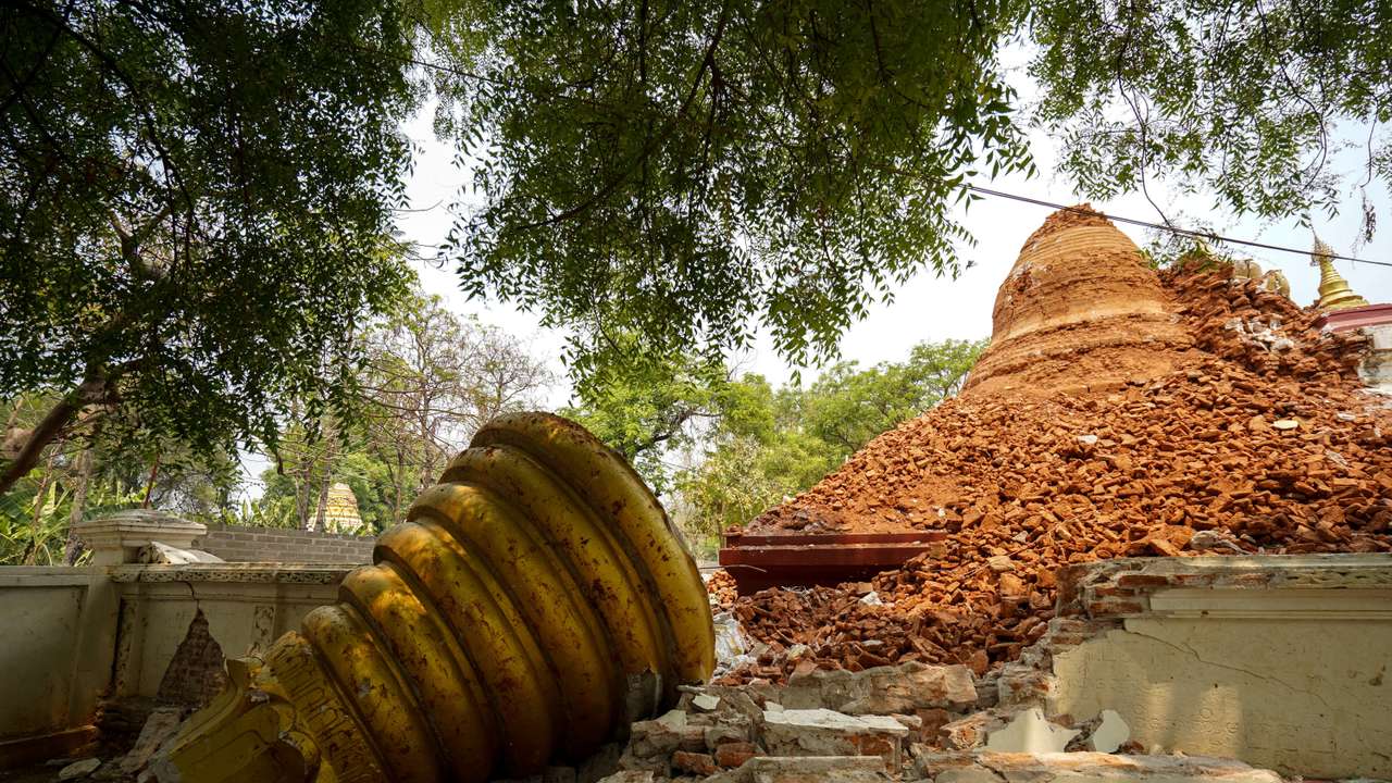 Aftermath of a strong earthquake, in Amarapura
