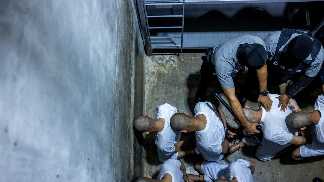 U.S. deports alleged members of the Tren de Aragua to be imprisoned in El Salvador