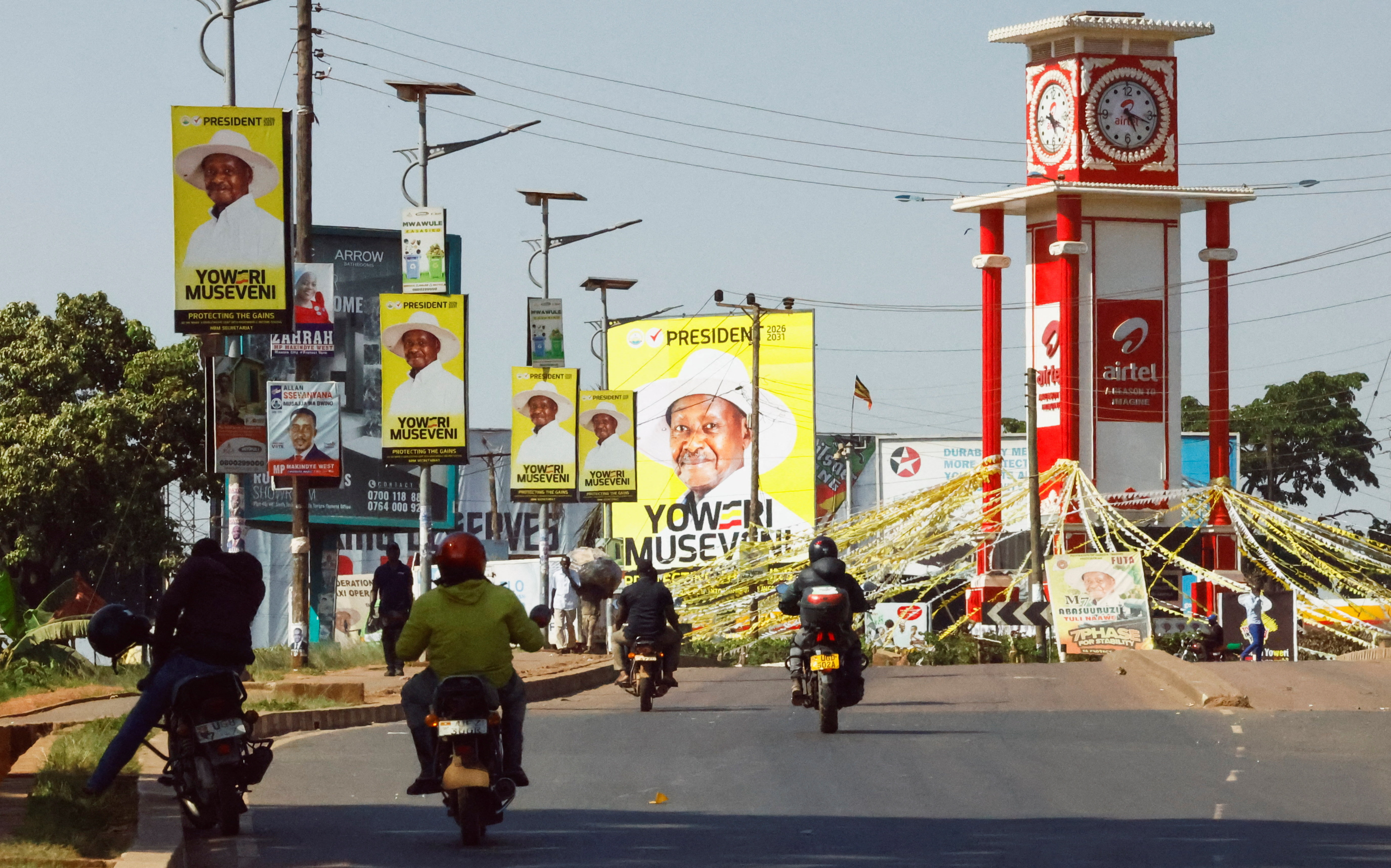 Uganda's President Museveni takes commanding lead in early election results