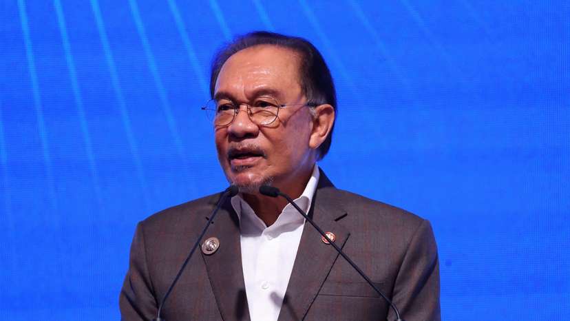 Malaysian PM Anwar Ibrahim officates the ASEAN Investement Conference in Kuala Lumpur