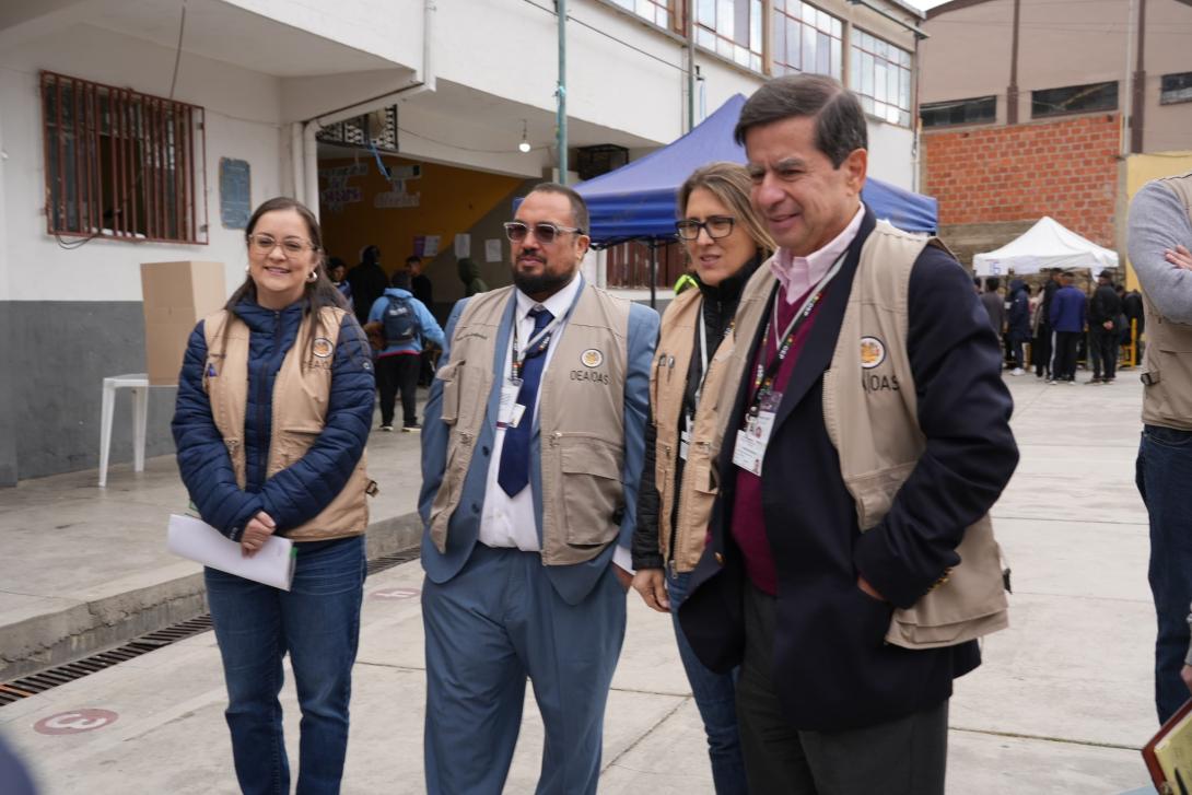 Juan Fernando Cristo Bustos leads the delegation (right)