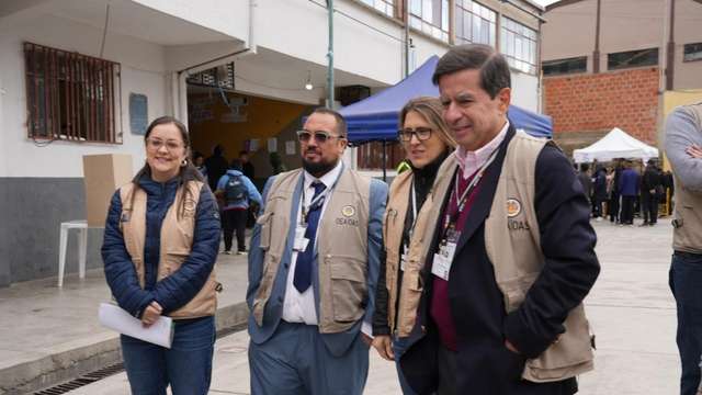 Juan Fernando Cristo Bustos leads the delegation (right)