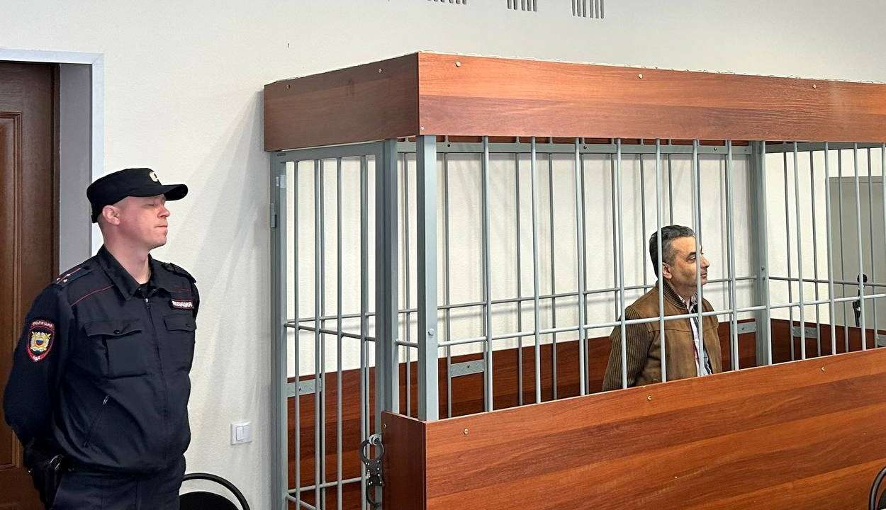 Opposition politician Lev Shlosberg attends a court hearing in Pskov