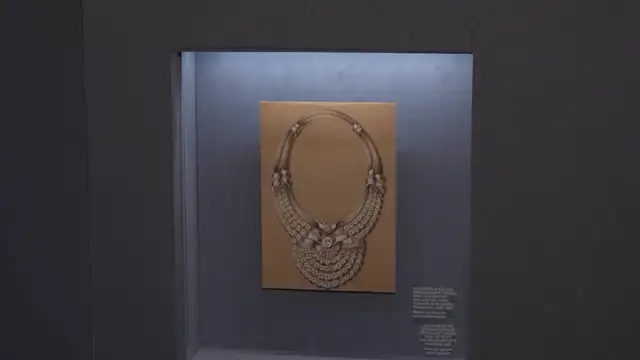 historic 600-diamond necklace