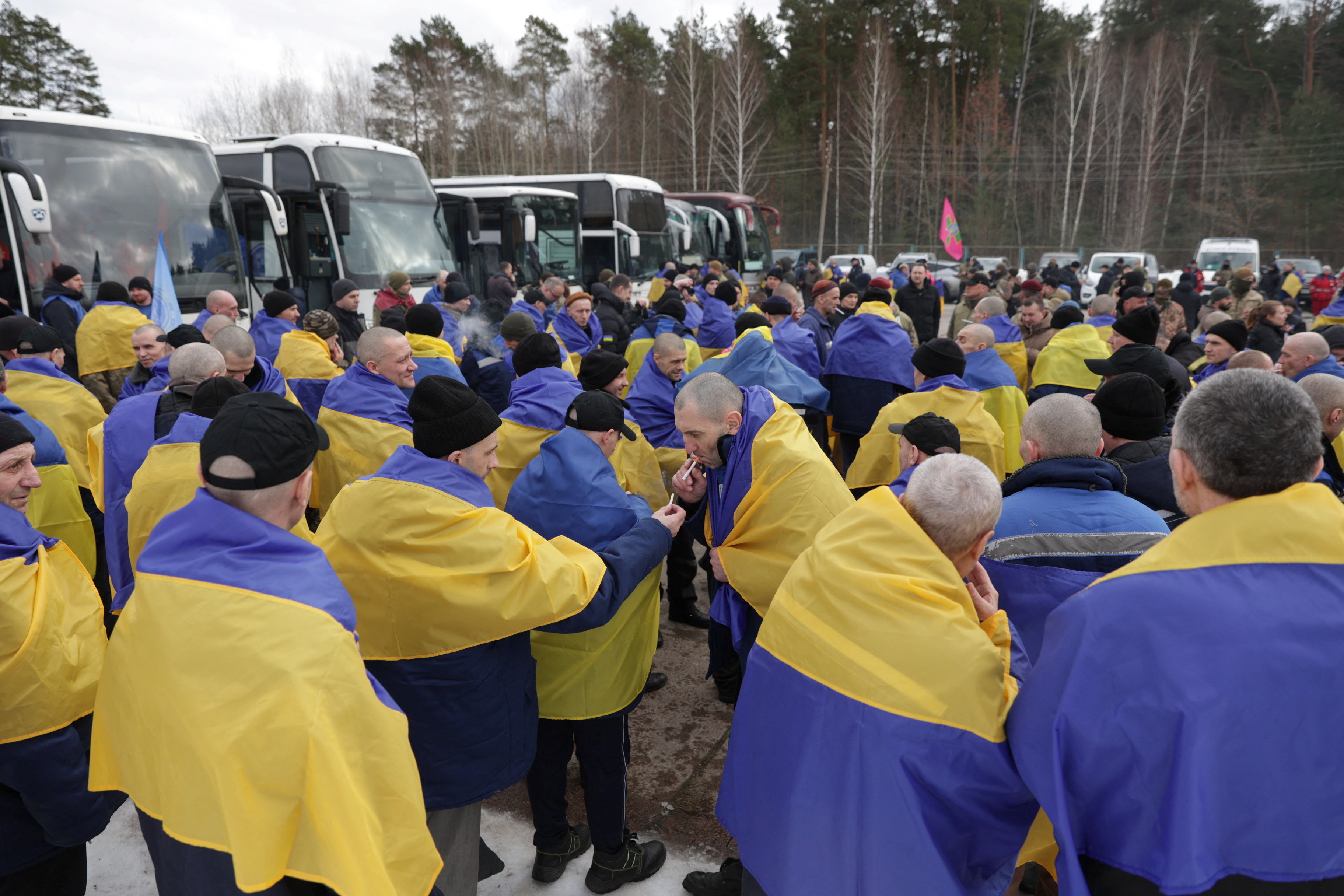 Freed Ukrainian servicemen return home 