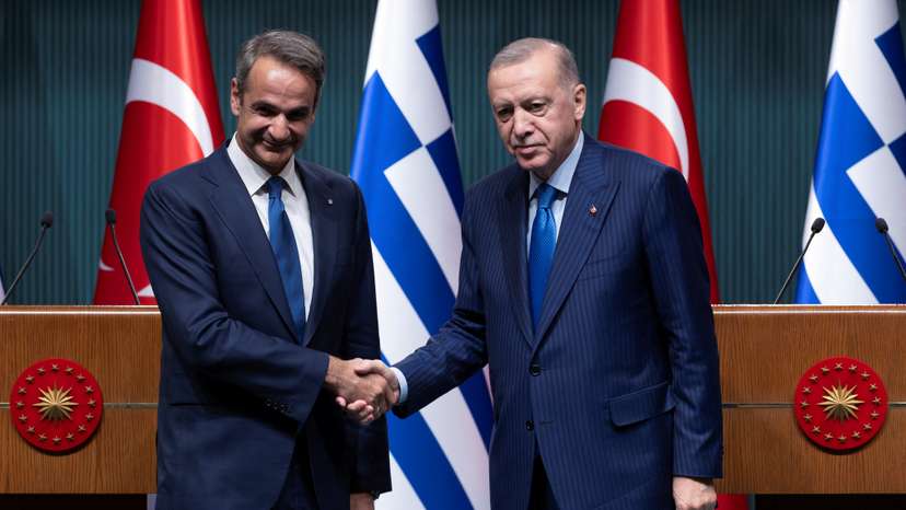 Turkey's President Tayyip Erdogan and Greek Prime Minister Kyriakos Mitsotakis attend a press conference in Ankara