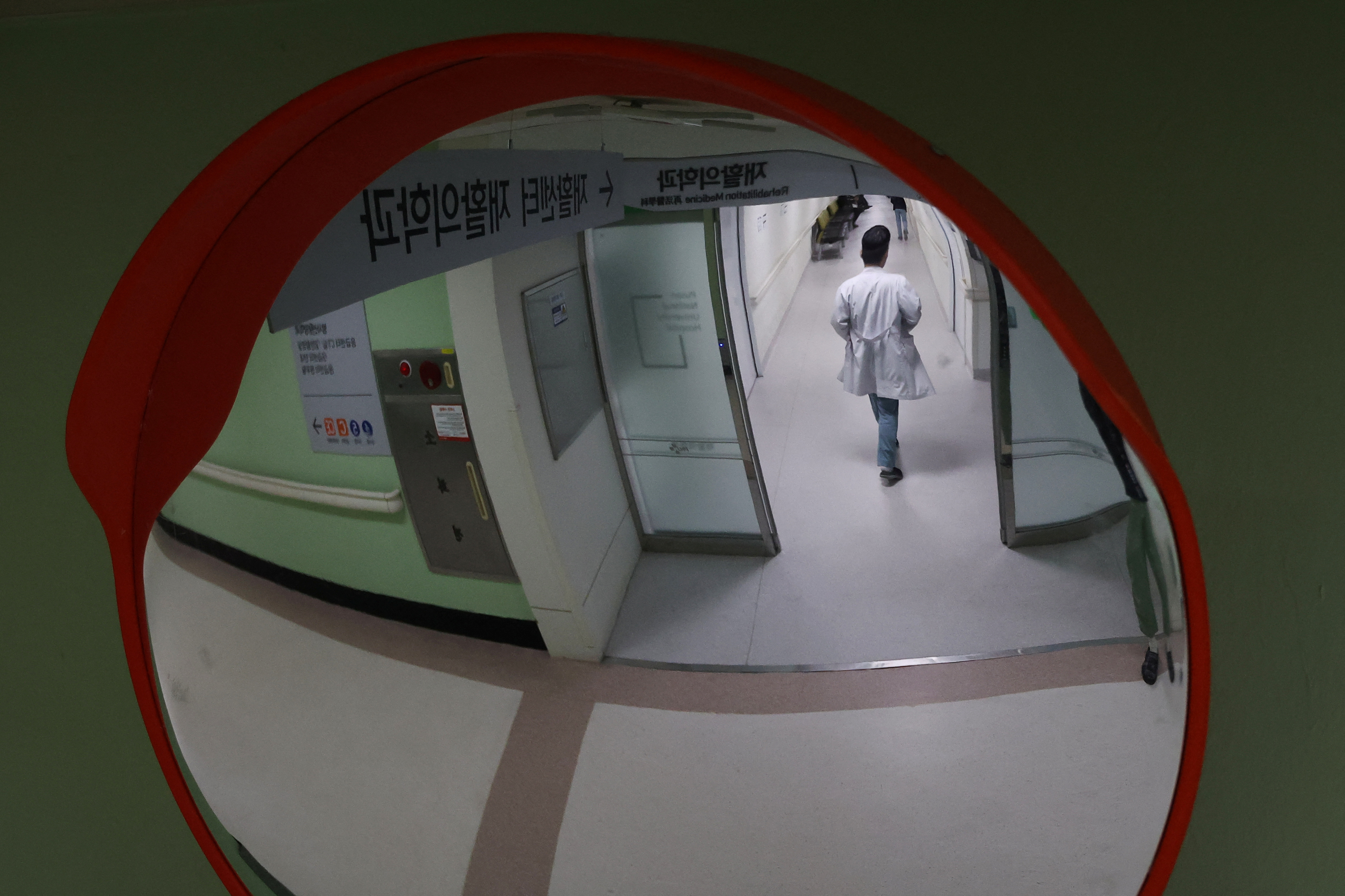 More South Korea doctors join protest, authorities warn patients at risk