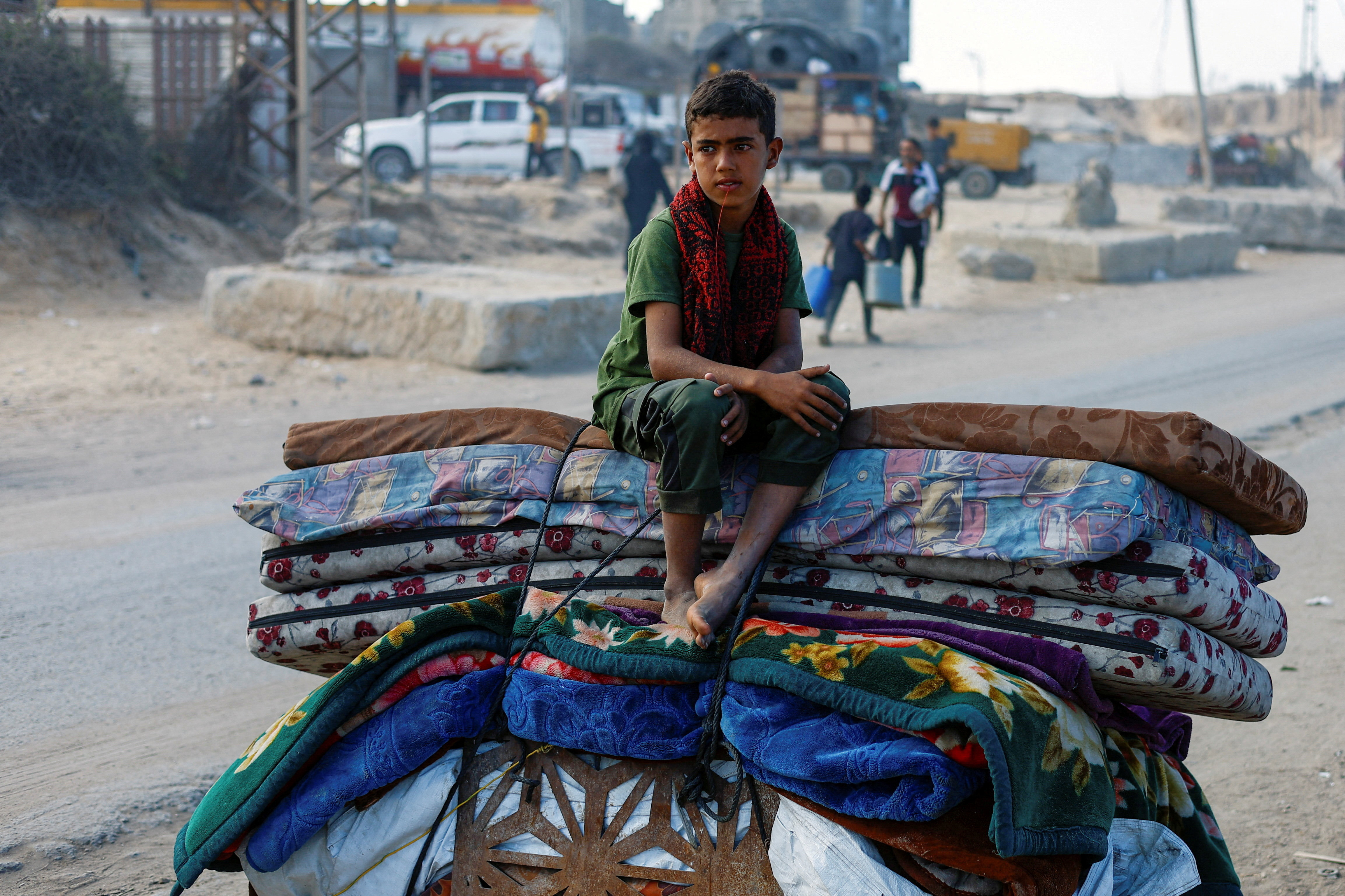 Displaced Palestinians move southward after Israeli forces ordered residents of Gaza City to evacuate to the south