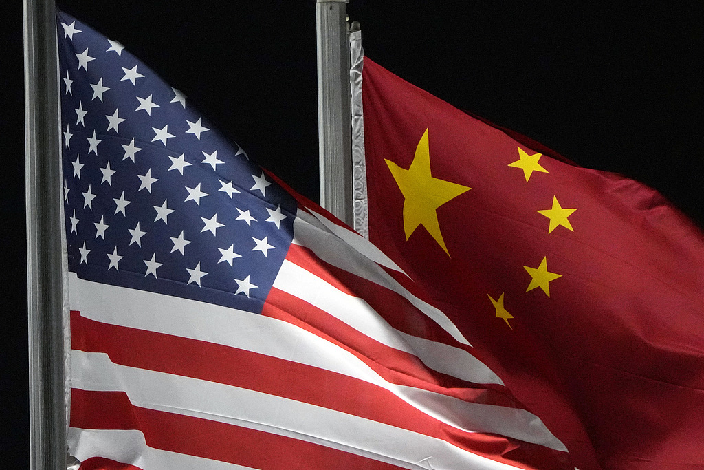The flags of the United States and China flutter side by side. [Photo: VCG]