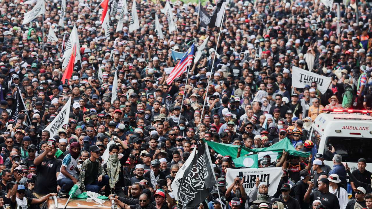Protest demanding Malaysian PM Anwar Ibrahim to resign at Kuala Lumpur