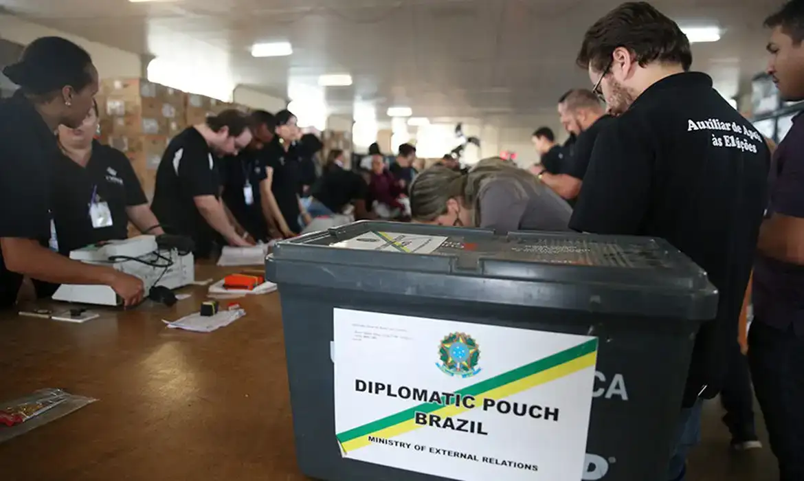 Quase 1 milhão de brasileiros com domicílio eleitoral no exterior estão aptos a votar nas eleições de 2026.