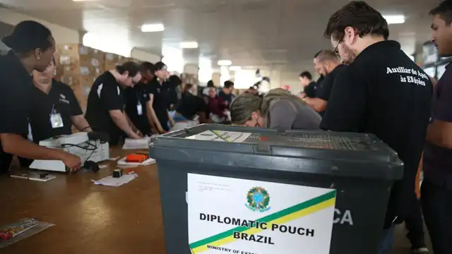 Quase 1 milhão de brasileiros com domicílio eleitoral no exterior estão aptos a votar nas eleições de 2026.
