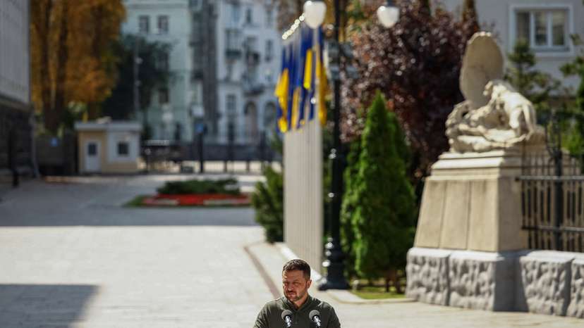 Ukraine's President Zelenskiy and Ireland's Taoiseach Harris attend a joint press conference in Kyiv