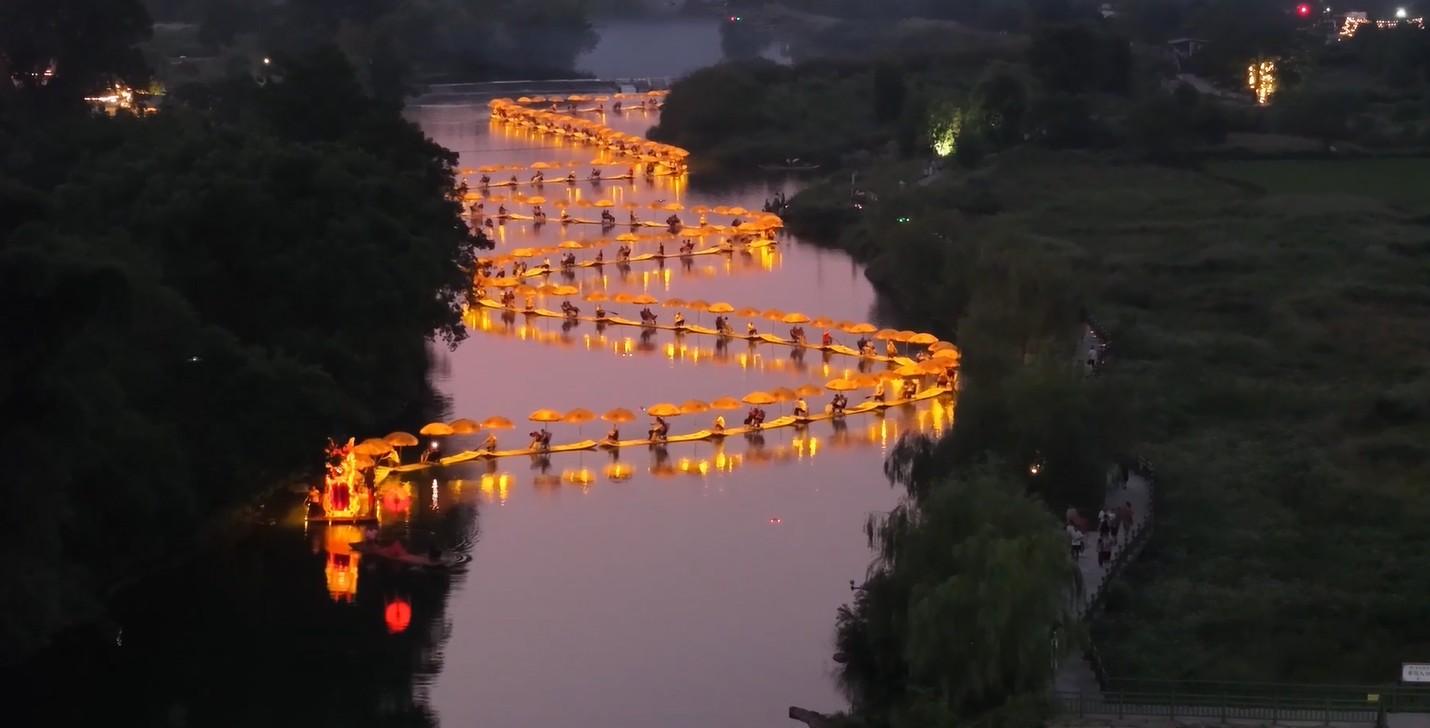China’s 600-metre Golden Dragon lights up Yulong River