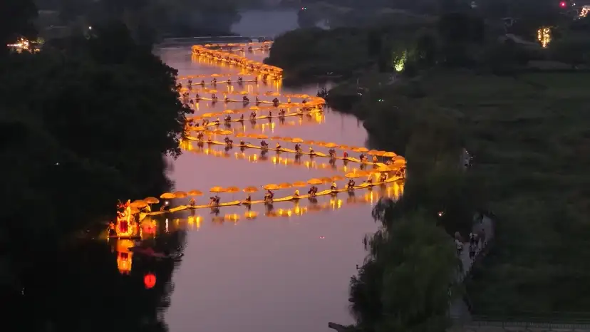 China’s 600-metre Golden Dragon lights up Yulong River