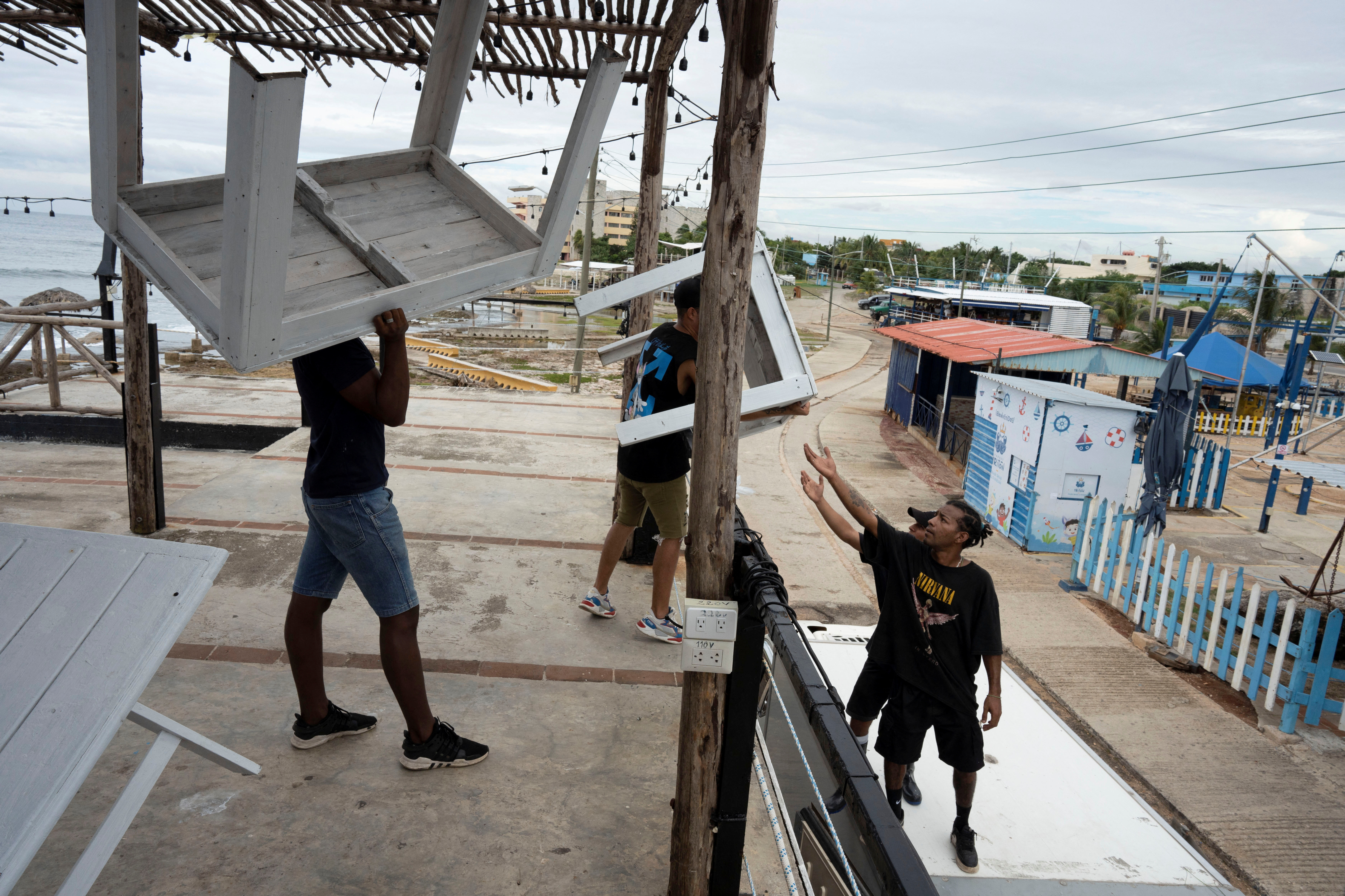 Tropical cyclone to hit Cuba as with hurricane strength