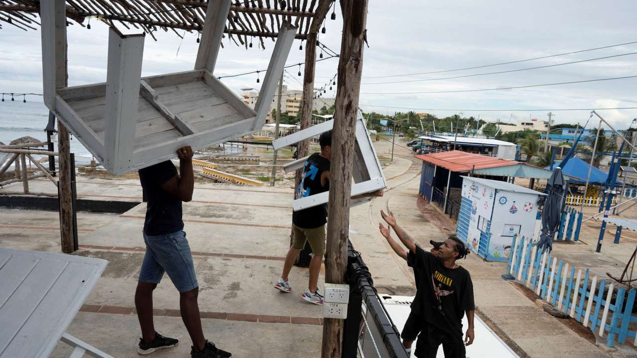 Tropical cyclone to hit Cuba as with hurricane strength