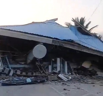 Um terremoto de magnitude 7,7 atingiu a Indonésia Ocidental; outros abalos aconteceram na sequência, em outras partes do país.
