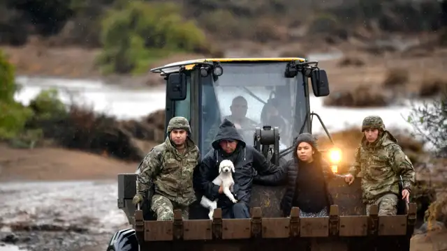 Militares do Exército chileno realizam resgates em área rural atingida por tempestades.