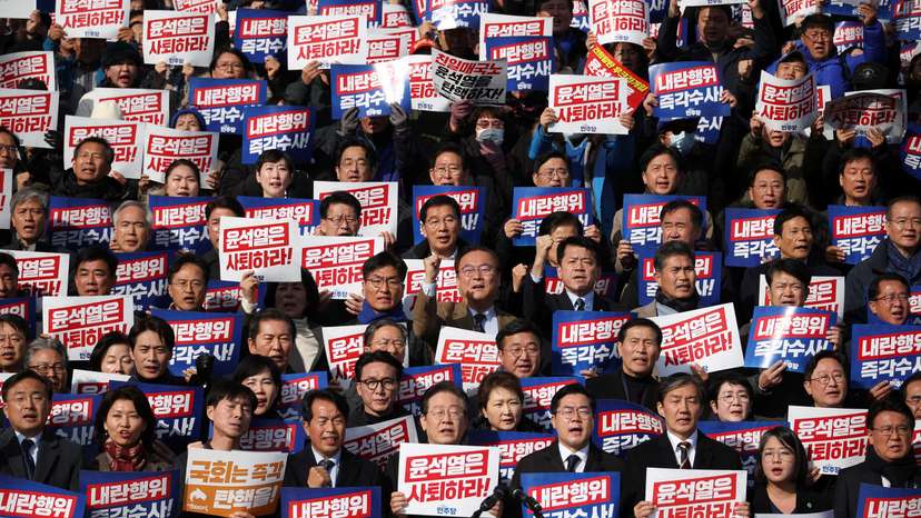 People take part in a rally calling for expelling South Korean President Yoon Suk Yeol in Seoul