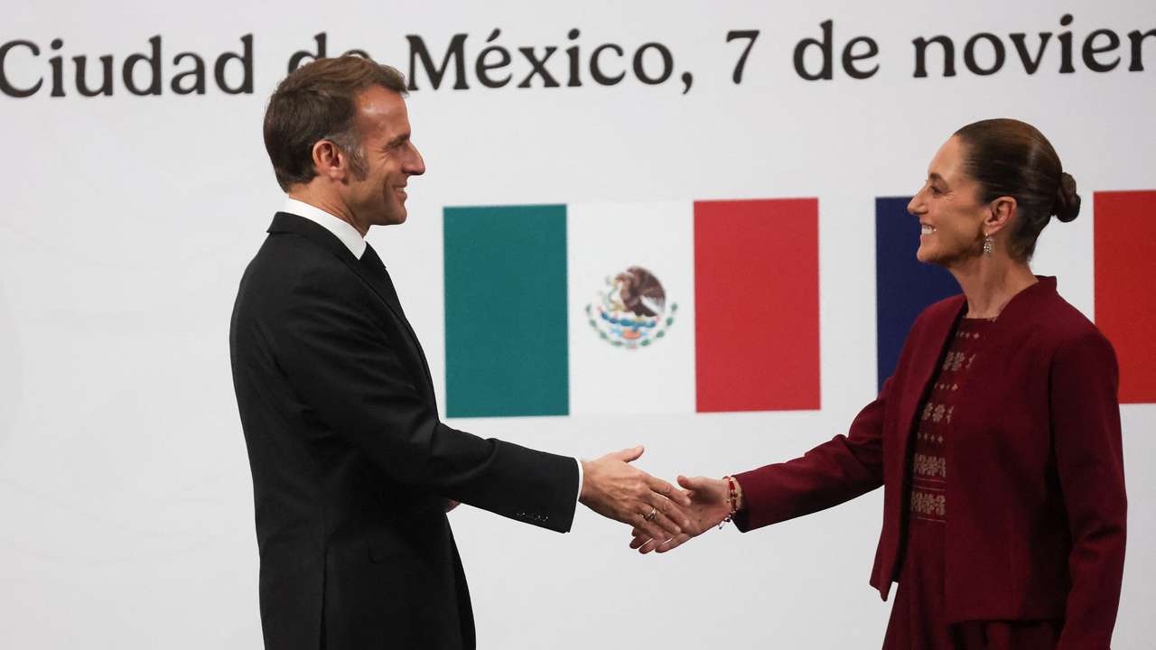 Mexico's President Claudia Sheinbaum and France's President Emmanuel Macron reach out to shake hands as they attend a press conference at the National Palace in Mexico City, Mexico, November 7, 2025. REUTERS/Henry Romero