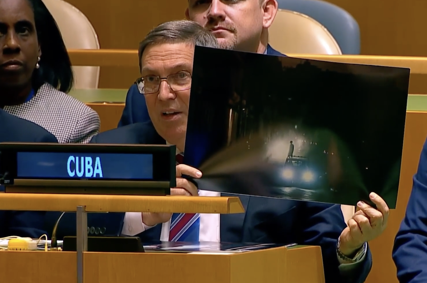 Cuban FM brandishes blackout photos at UNGA(1)