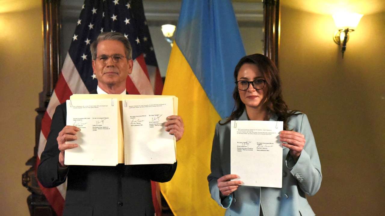 U.S. Treasury Secretary Bessent and Ukrainian First Deputy Prime Minister Svyrydenko sign a deal in Washington