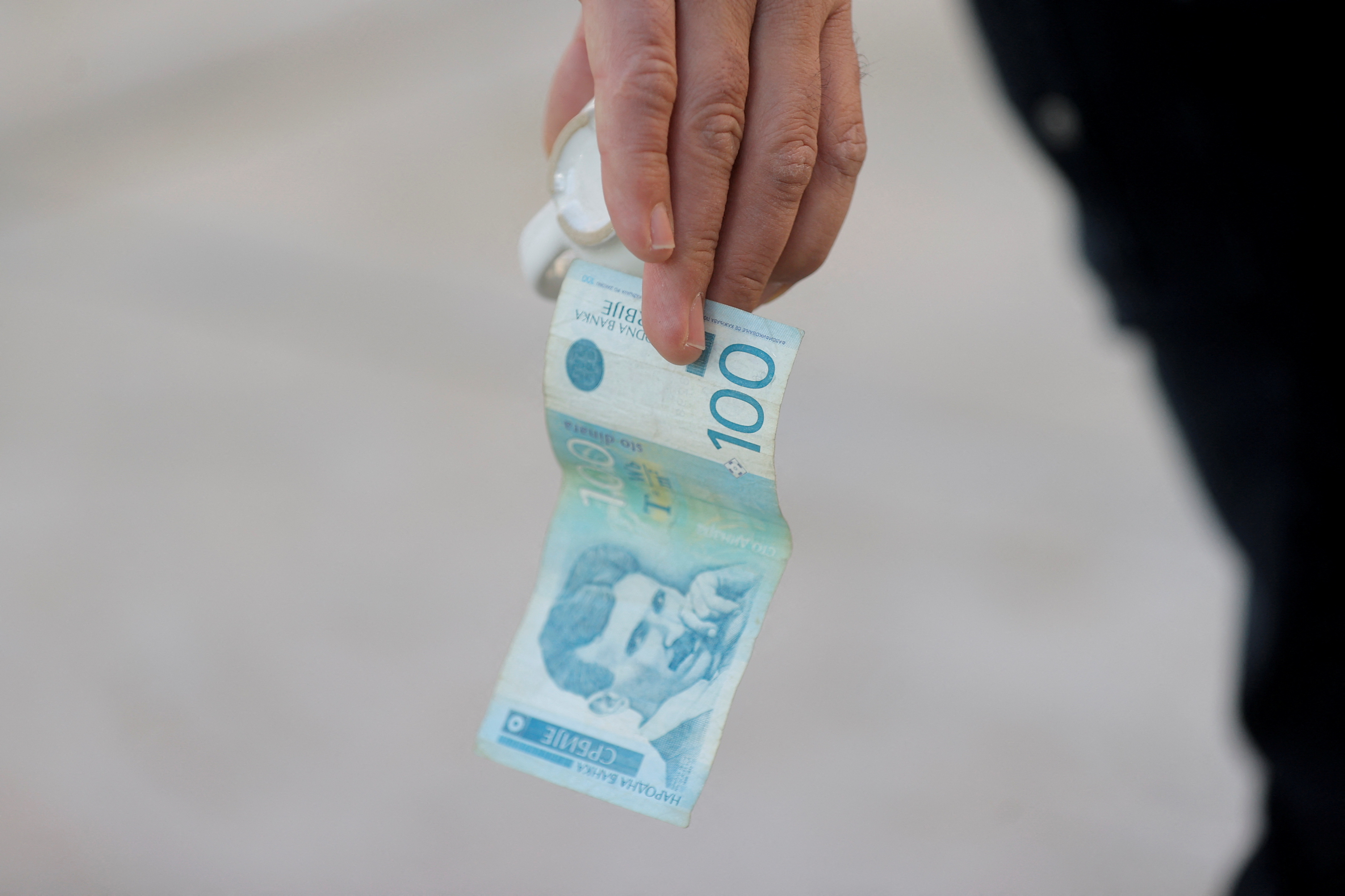 Kosovo government will ban the Serbian dinar in minority regions