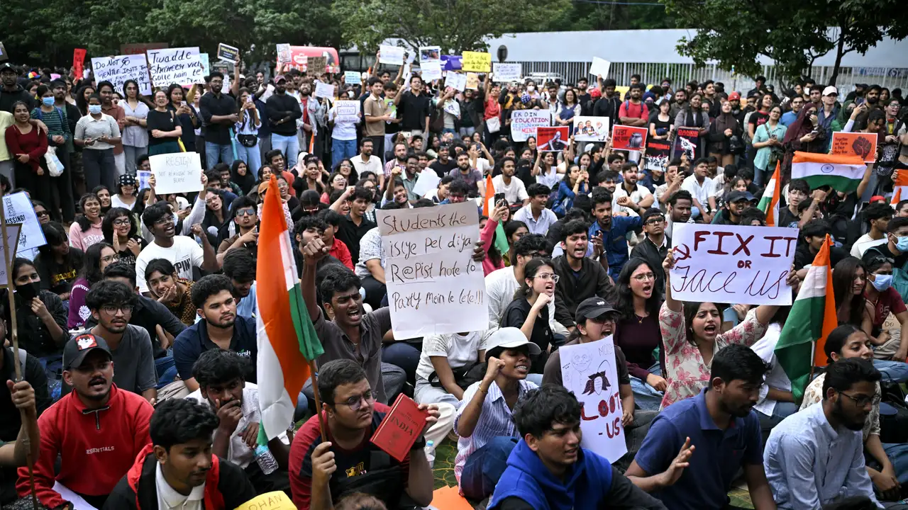 Manifestantes seguram cartazes durante ato no Freedom Park, em Bengaluru, nesta quarta-feira, 22 de julho de 2026. A mobilização ocorre em solidariedade aos protestos em Jantar Mantar, em Nova Délhi, que pedem a renúncia do ministro da Educação da Índia, Dharmendra Pradhan, após denúncias de irregularidades no exame nacional de admissão médica (NEET).
Lideradas pelo movimento estudantil Cockroach Janta Party (CJP), articulado em redes sociais, as manifestações tornaram-se um dos principais desafios políticos enfrentados pelo governo do primeiro-ministro Narendra Modi desde sua reeleição em 2024.