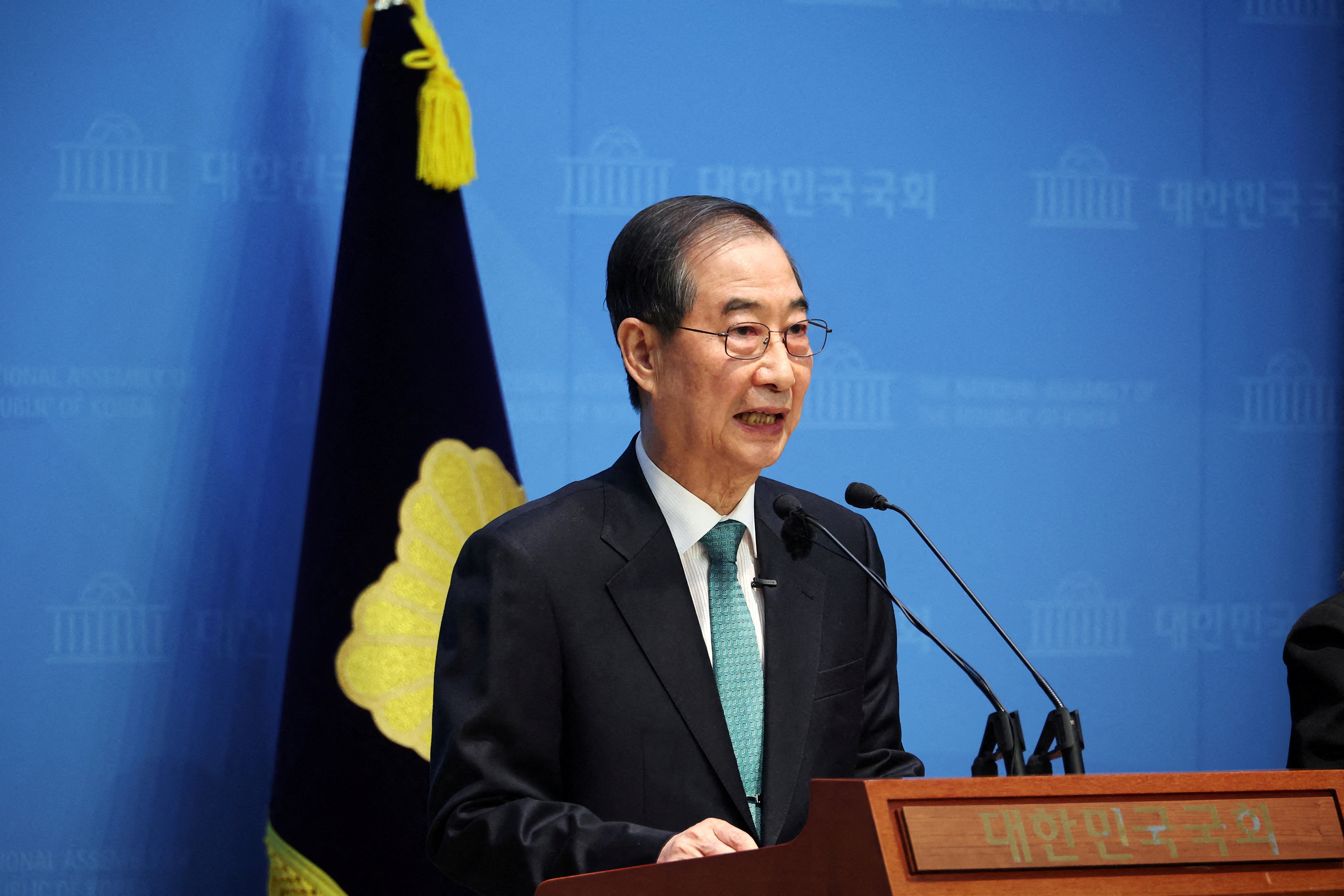 FILE PHOTO: Former South Korean Prime Minister Han Duck-soo announces bid for presidency