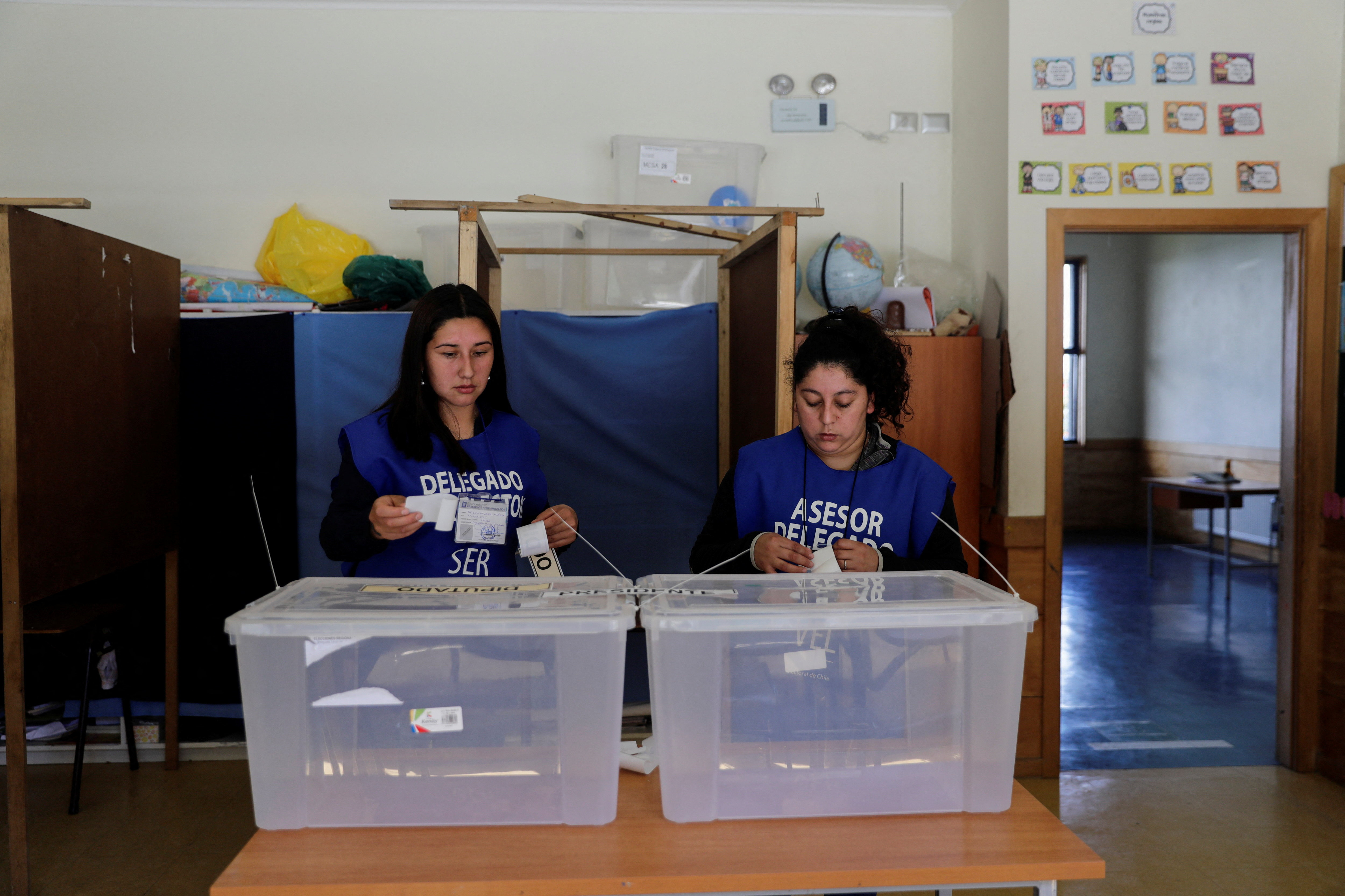 Preparations for the November 16 presidential election, in Isla Llingua