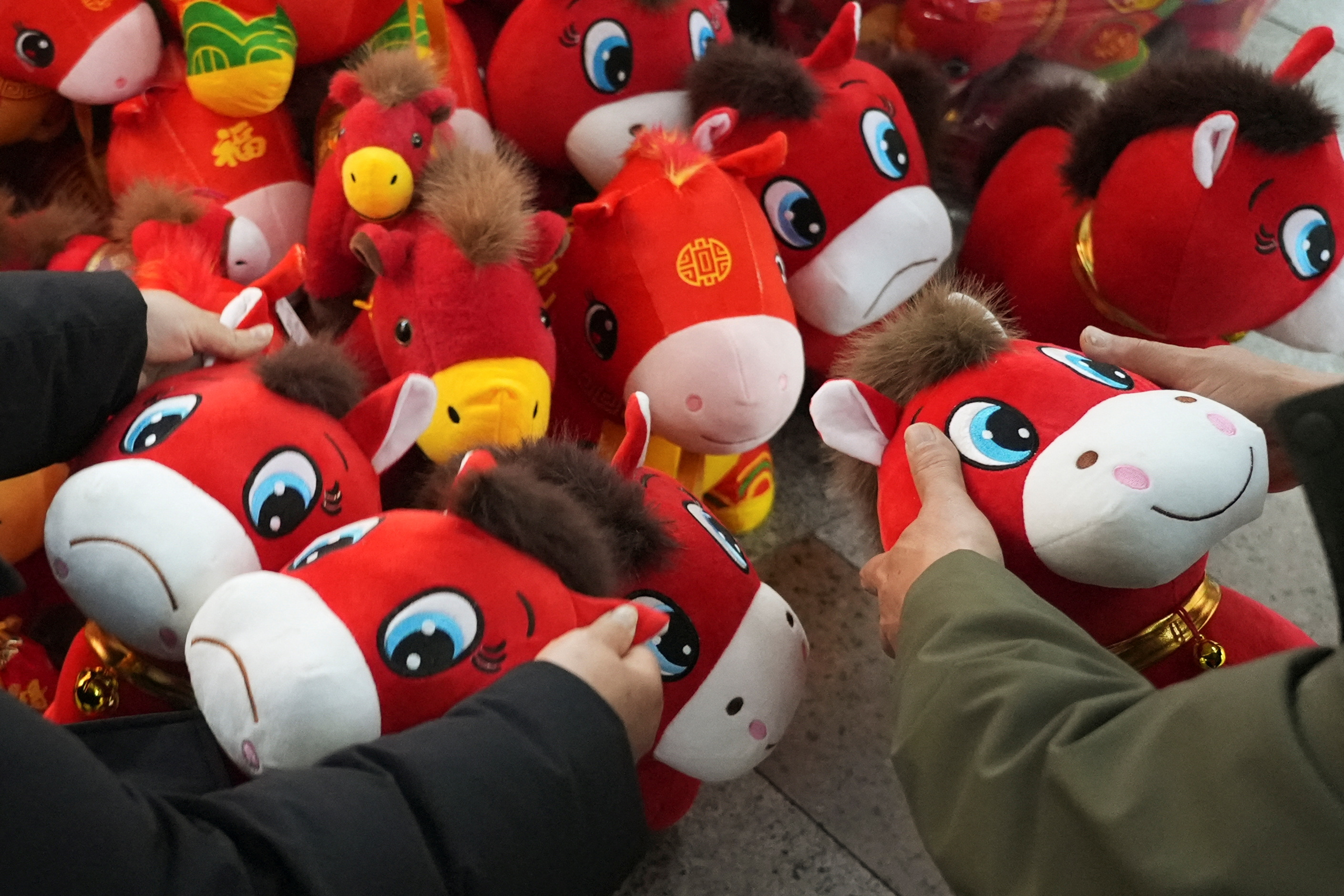 Viral “crying horse” turns factory error into sales success in Yiwu