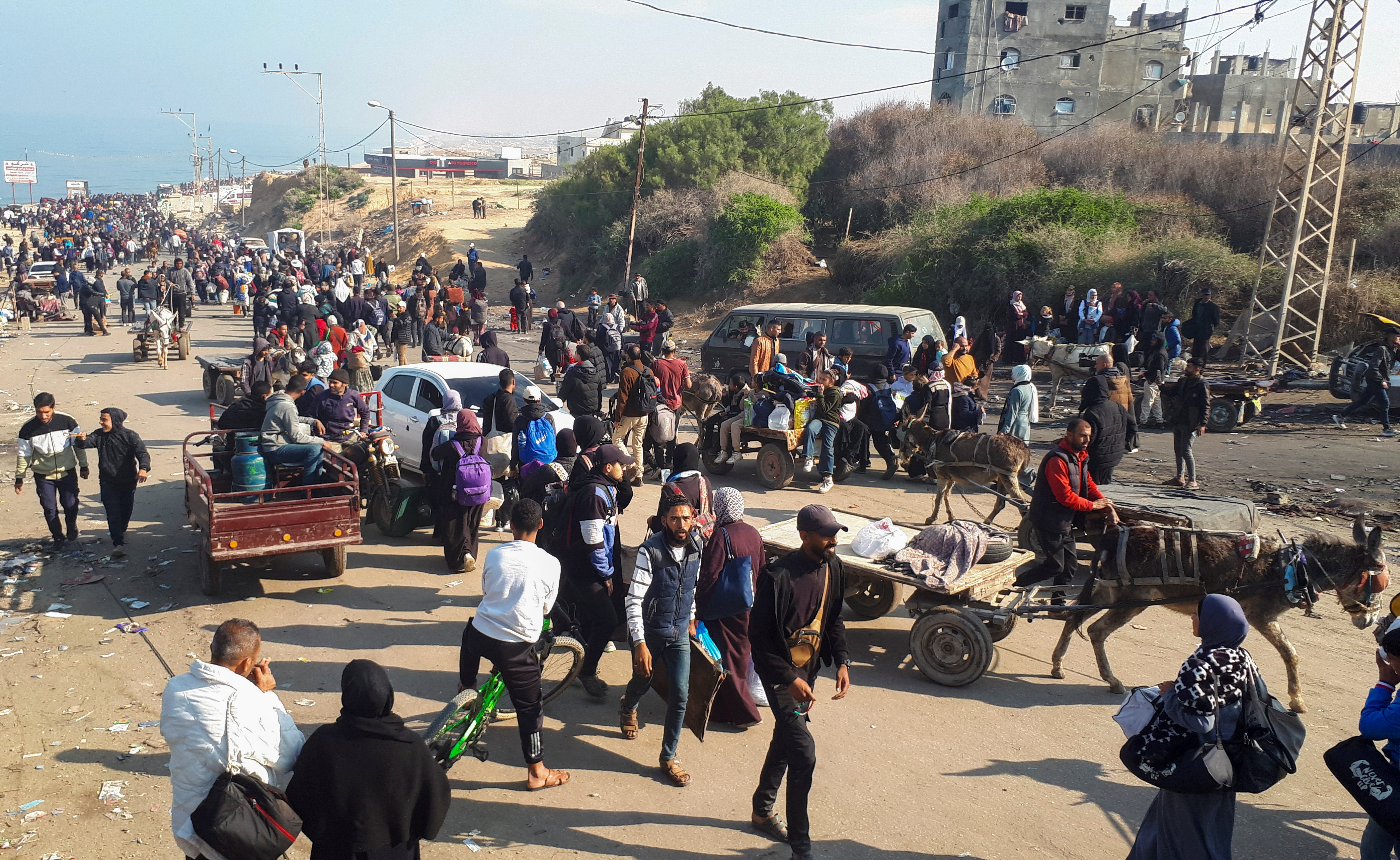 Displaced Palestinians return to their homes in northern Gaza