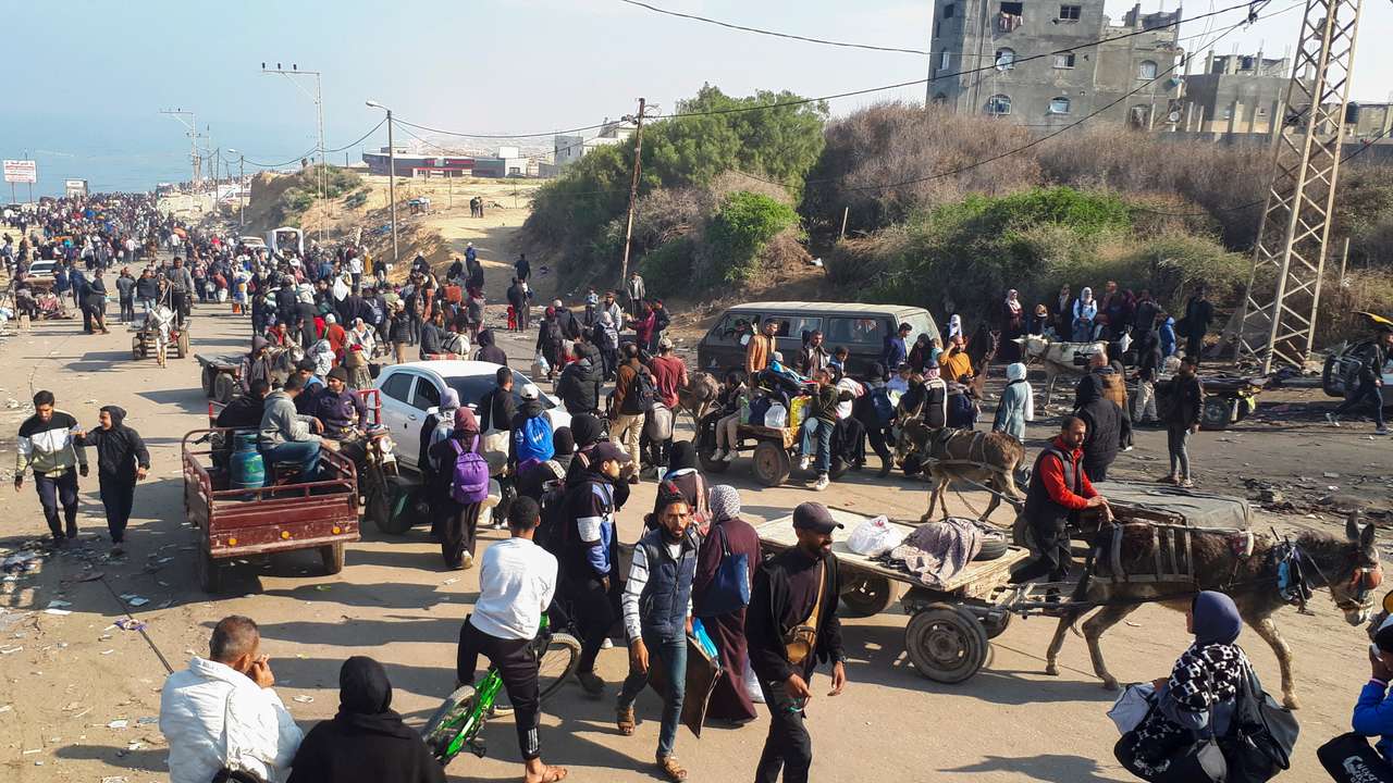 Displaced Palestinians return to their homes in northern Gaza