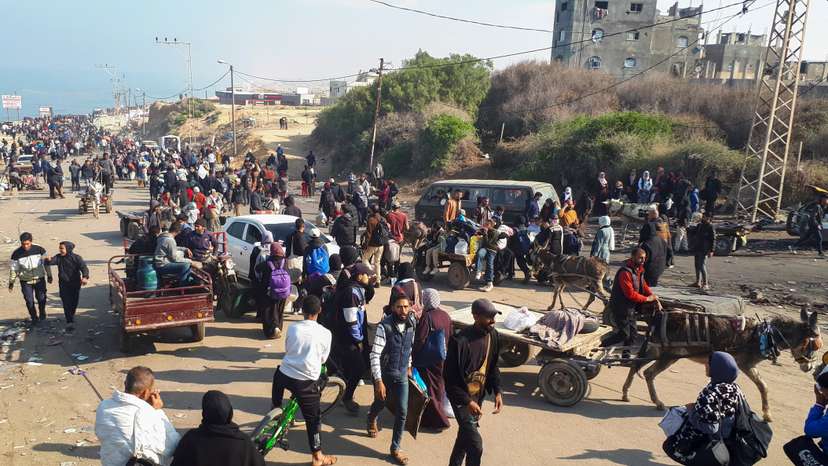 Displaced Palestinians return to their homes in northern Gaza