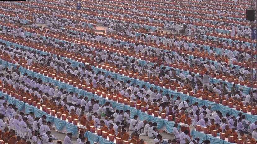 Thousands of monks gather in Thailand for Earth Day mass meditation: Video