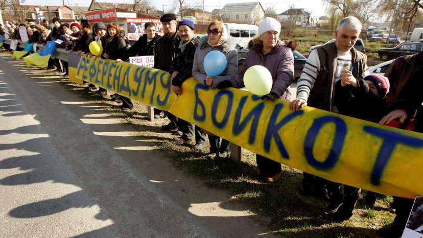 Crimean Tatars take part in a pro-Ukranian meeting in the Crimean village of Eskisaray