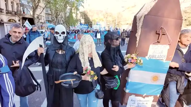 Argentine pensioners march
