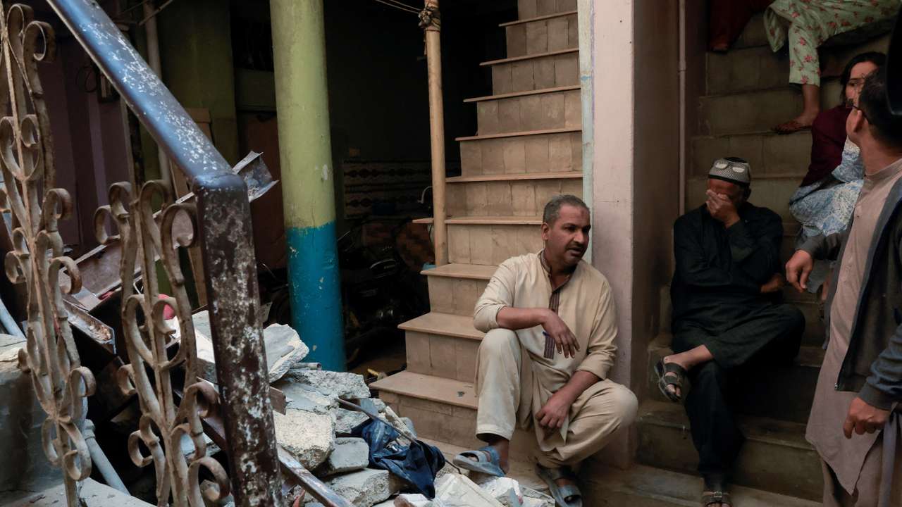 Gas cylinder blast caused a residential building to collapse in Karachi