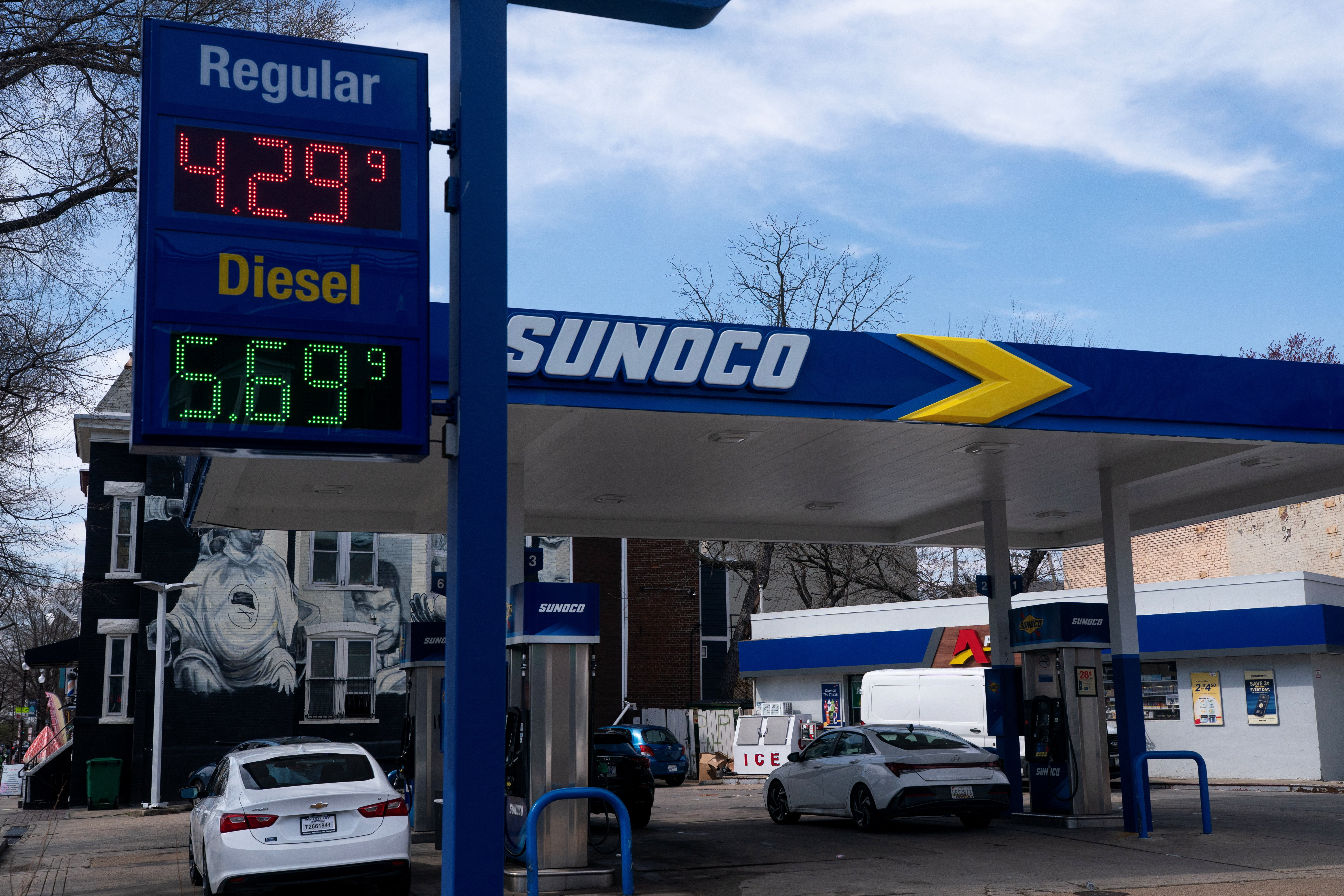 Gas prices continue to rise in Washington D.C.