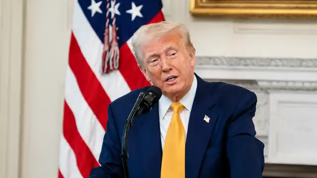 Donald Trump assinou uma ordem executiva que alterou as recomendações de vacinação infantil nos EUA.