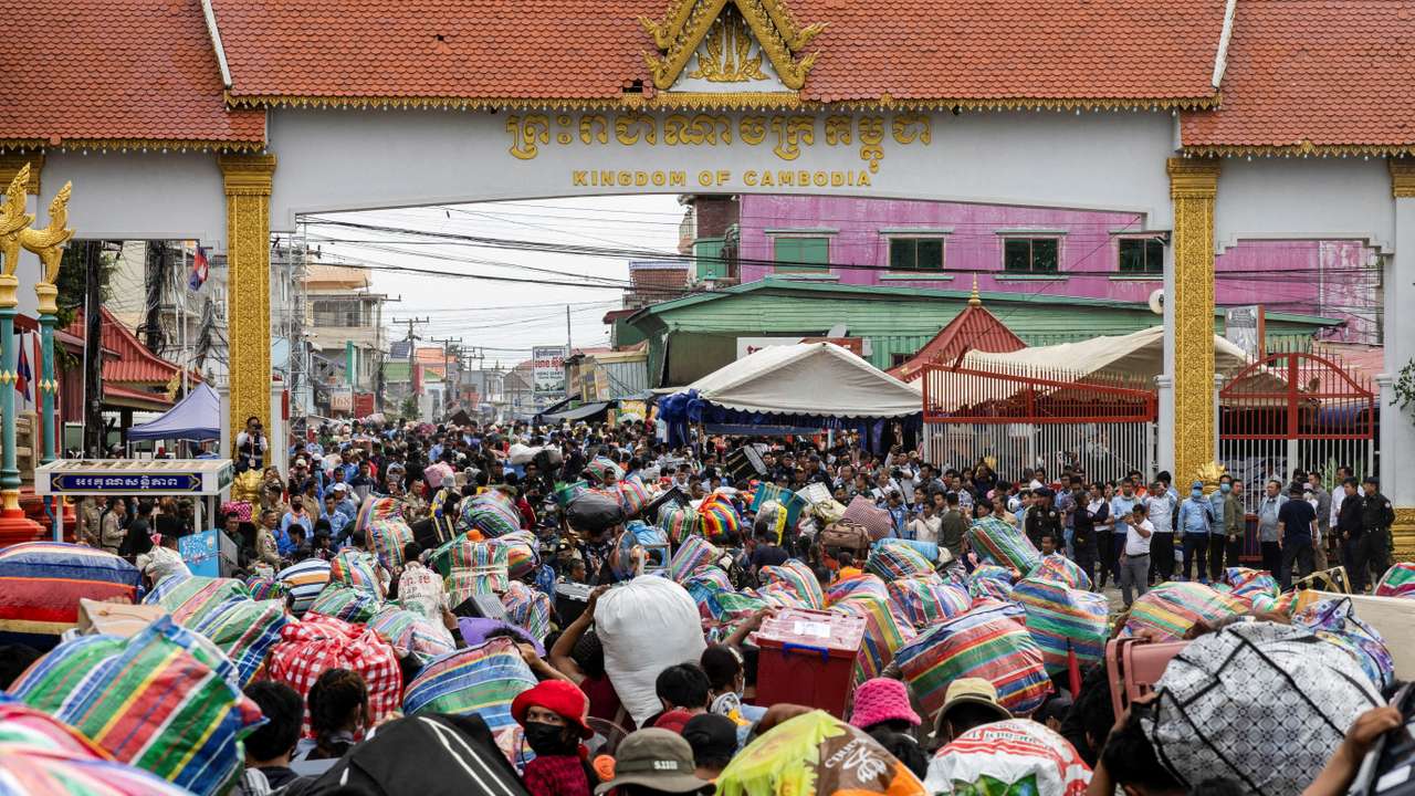 Cambodian migrant workers cross the border at Ban Laem Border Checkpoint in Chanthaburi to return to their home, ahead of a ceasefire talks in Malaysia on the deadly border conflict between Thailand and Cambodia