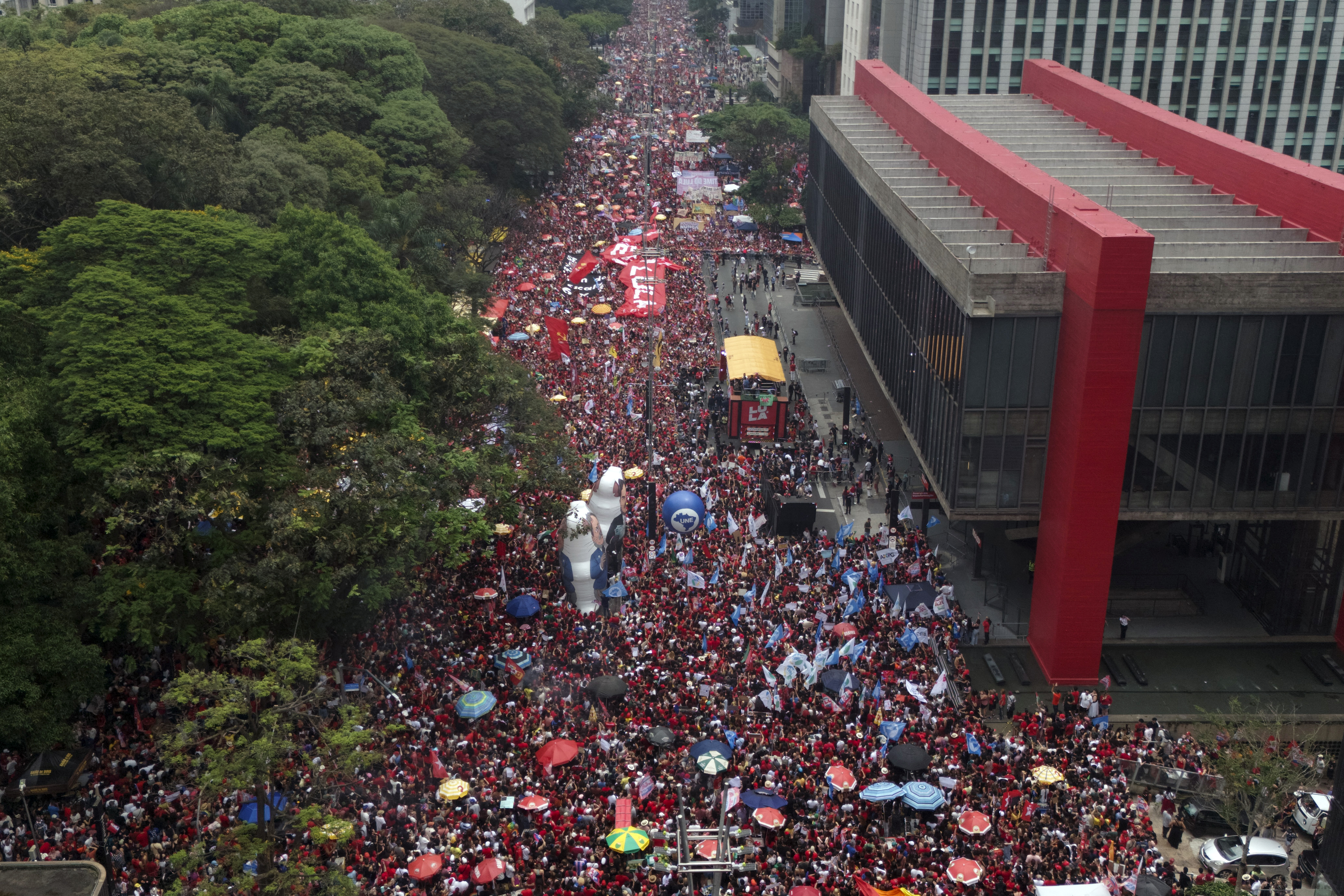Uma multidão tomou a Paulista. Palanque foi montado diante do Masp para Lula falar com o público presente no ato do domingo, 11.