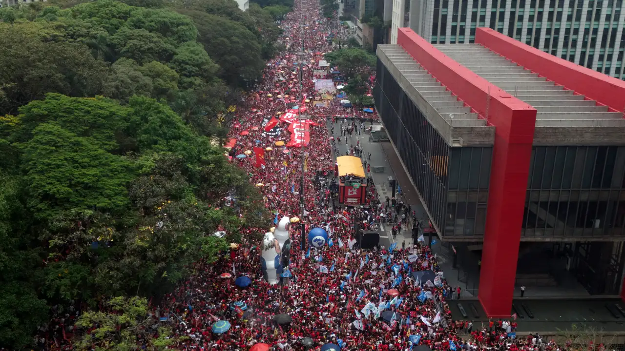 Uma multidão tomou a Paulista. Palanque foi montado diante do Masp para Lula falar com o público presente no ato do domingo, 11.