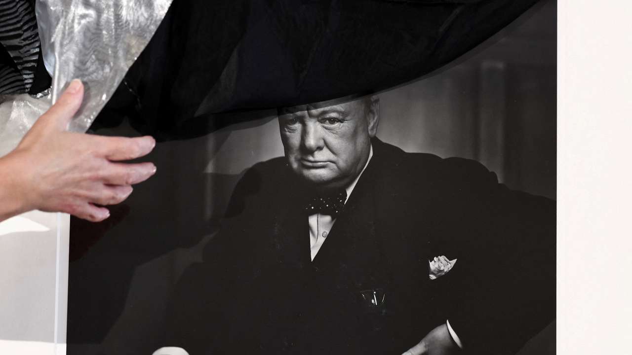 Stolen 'Roaring Lion' portrait of Churchill handed over to Canada