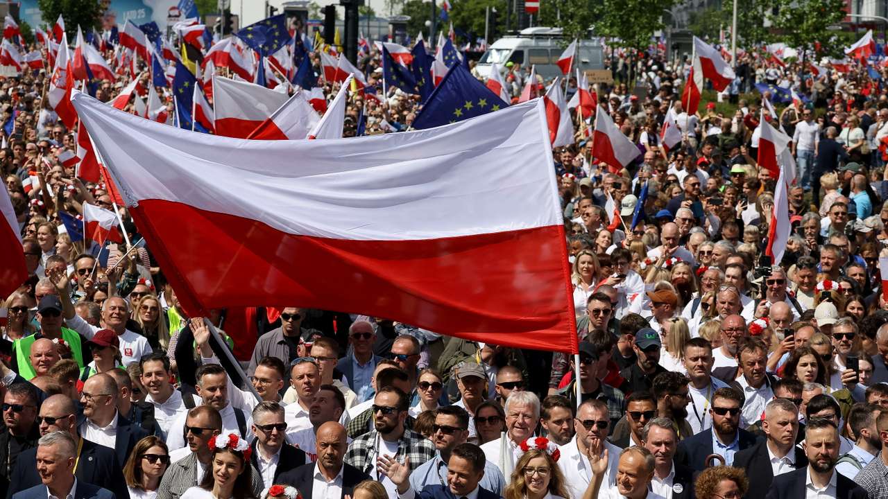 Poland's ruling party hosts 'Patriotic March' in Warsaw