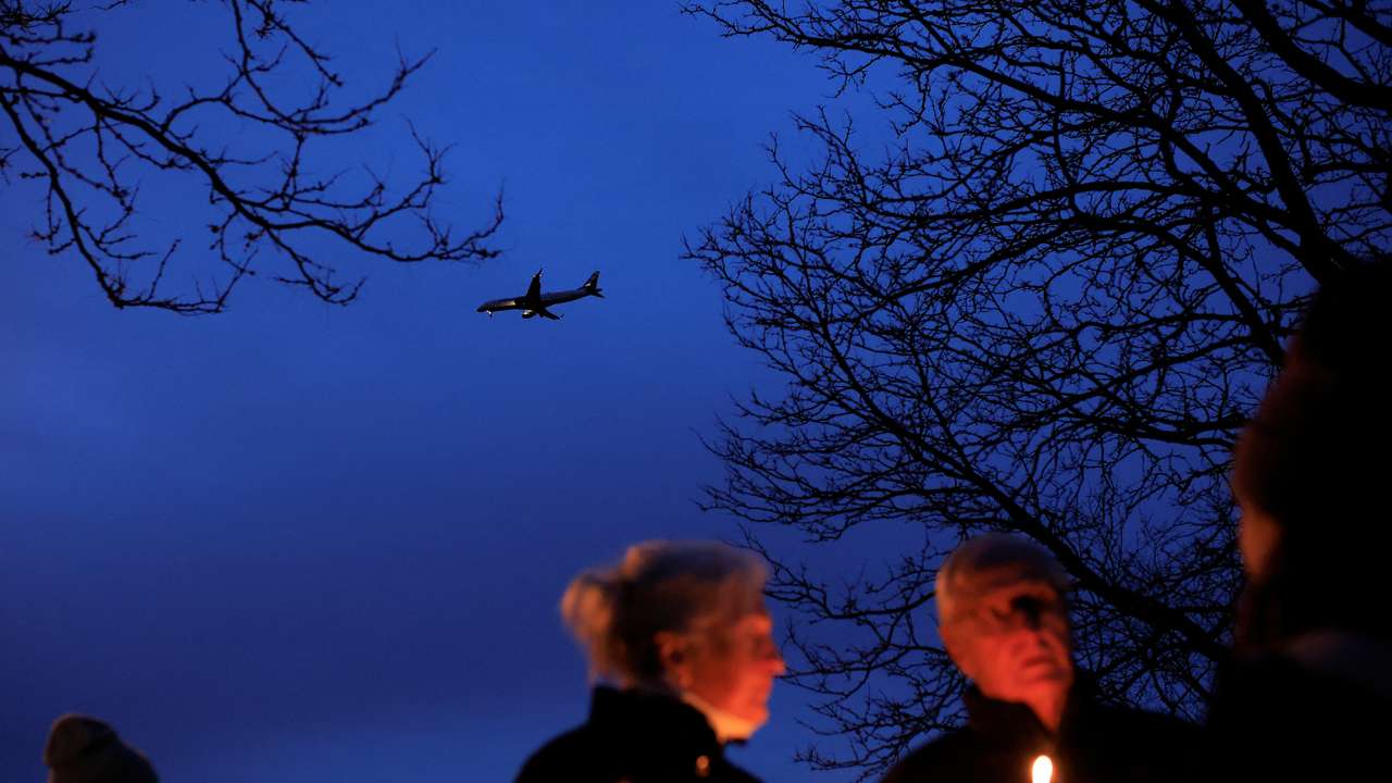 Mourners hold a candlelight vigil for the victims of the American Eagle flight 5342 crash near Ronald Reagan Washington National Airport