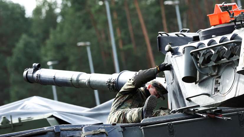 FILE PHOTO: German Defence Minister Pistorius and German President Steinmeier visit Ukrainians undergoing Leopard tank training in Klietz