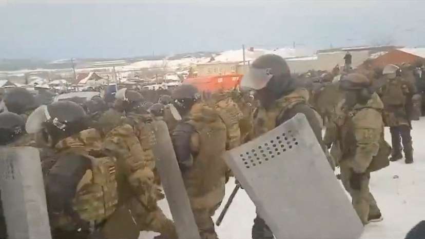 FILE PHOTO: Crowd protests jailing of activist in Russian region of Bashkortostan