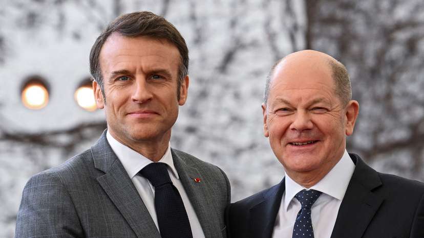 FILE PHOTO: German Chancellor Scholz welcomes France's President Macron in Berlin